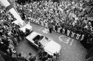 Freiburg: Empfang der Deutschen Weinkönigin Gisela Faber im Rathaus; Ankunft Gisela Faber; von oben