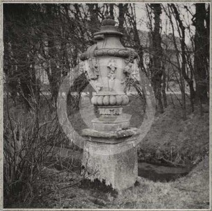 Vase im Schlosspark Großendorf