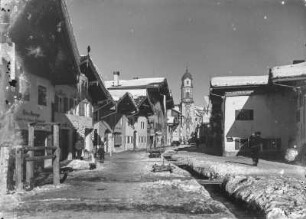 Ein Wintertag in Mittenwald : Mittenwald. Obermarkt mit Wohn- und Geschäftshäusern. Blick zur Pfarrkirche St. Peter und Paul. Winteraufnahme