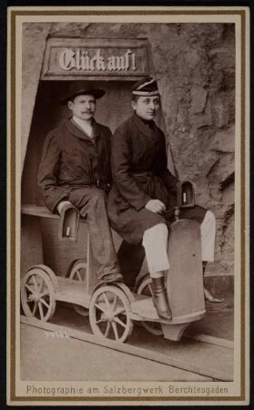 Albumseite : Album aus dem Umkreis der Familie des Mühlenbesitzers Traugott Bienert in Dresden-Plauen. Ledereinband, geprägt, Schnittverzierung in Rot; 30 x 24 x 5,5 cm (ab 1880). Dresden: SLUB/DF 1989.C.4