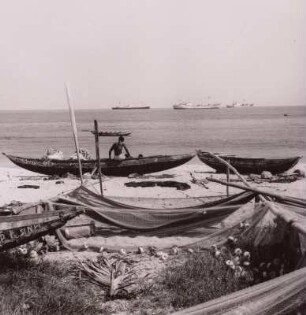 Sassandra (Elfenbeinküste), Fischer mit Booten und Netzen am Strand, um 1960