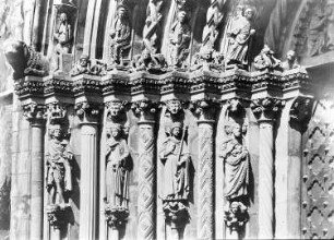 Freiberg. Dom St. Marien (um 1180). Goldene Pforte (Grillenburger Dünensandstein; 1225). Gewände-Statuen der linken Seite