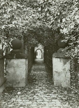 Nebeneingang zum Schloss von der Brückenstraße aus