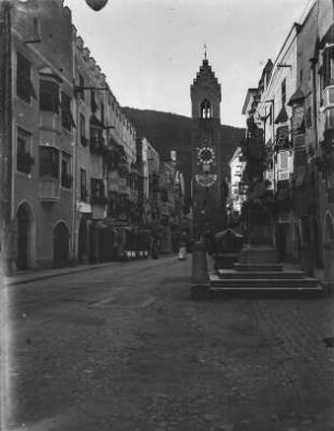 Sterzing : Blick entlang der Brennerstraße in Sterzing mit dem Zwölferturm im Hintergrund.