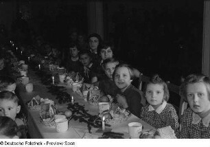 Kindertisch der Weihnachtsfeier des VEB Kartographie