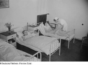 Krankenschwester bei der Betreuung von Patientinnen