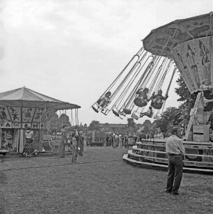 Hamfelde: Amtsfeuerwehrfest und 50-jähriges Jubiläum der Freiwilligen Feuerwehr Hamfelde: Festplatz mit Karussells