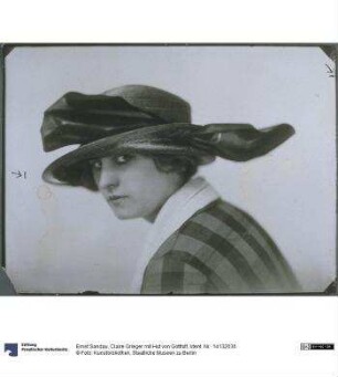 Claire Grieger mit Hut von Gotthilf