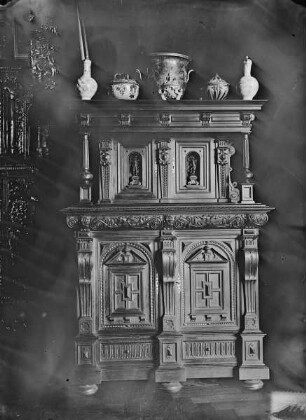 Schrank mit Säulen