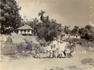 Singapur. Gruppenbild mit einheimischen Kindern in einer Siedlung