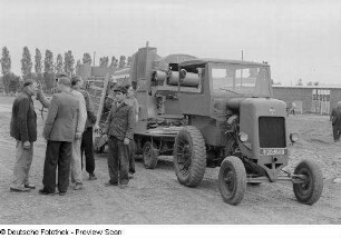 Gruppe vor einer landwirtschaftlichen Maschine