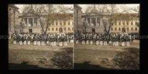 Militär verläßt die Garnisonkirche, Potsdam