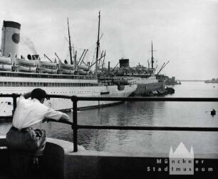 Genua. Hafen. Geduldig warten die Auswanderer auf die Ankunft ""ihres"" Schiffes