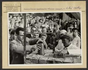 Grundsteinlegung für Hoyerswerda-Neustadt. : Połoženje zakładneho kamjena za Wojerecy-Nowe město, dnja 31.8.1955.