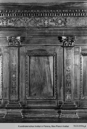 Fragment des Chorgestühls mit Hirschen, den Wappentieren der Corbinelli