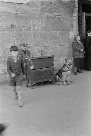 Berlin. Bahnhof Zoo. Klaus Eschen, der Sohn des Fotografen Fritz Eschen als Kind am Eingangsbereich mit Hinweisschild "Vergnügungshallen-Dorf"
