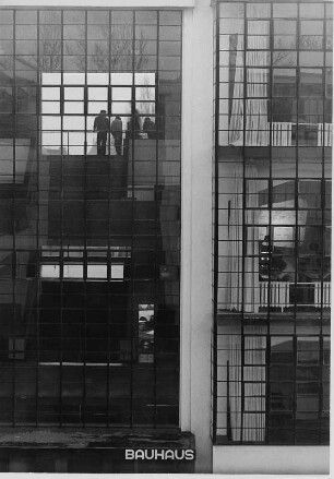 Glasfassade am Eingang zum Bauhaus