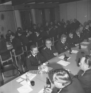 Freiwillige Feuerwehr Bargteheide: Jahreshauptversammlung: Hilfszentrum: Blick auf Teilnehmer an langen Tischen