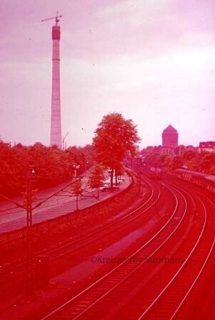 Zwischen Dammtor und Sternschanze: Blickrichtung Sternschanze: links im Hintergrund Fernsehturm im Bau: rechts im Hintergrund Wasserturm im Sternschanzenpark