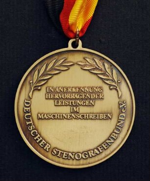 Bronzemedaille Deutsche Meisterschaften in Kurzschrift und Maschinenschreiben in Ettlingen 1988 am schwarz-rot-goldenen Band : Sammlung Deutscher Stenografenbund. Bronzemedaille Deutsche Meisterschaften in Kurzschrift und Maschinenschreiben in Ettlingen 1988 am schwarz-rot-goldenen Band. Messing, patiniert; Durchmesser 50 mm, Gewicht 38 g (1988; Deschler & Sohn, München). Dresden: SLUB R c 0550
