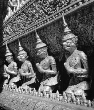 Reisefotos Thailand. Bangkok. Yak-Figuren am Portal des Wat Phra Kaeo