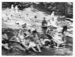Szene aus einem Amateurfilm im "Familien-, Schwimm- und Luftbad"