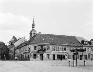 Radeburg, Marktplatz : Radeburg. Marktplatz mit Löwen-Apotheke und Photohaus-Eulitz