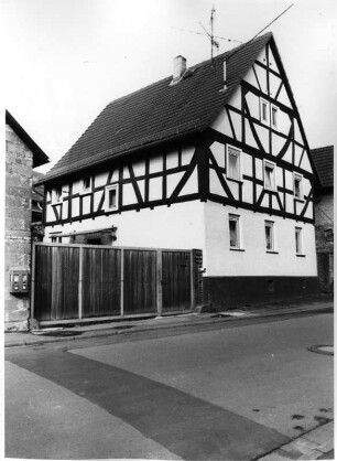 Lahnau, Kirchstraße 2