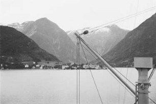 Reisefotos Norwegen. Sognefjord. Blick von einem Passagierschiff auf Balholmen. Ortsteilansicht Kvikne Hotel