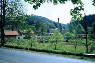 Blick Richtung Ortsausgang nach Haselbach/Eschenthal, hinten Schornstein der Kartonagenfabrik