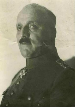 Wilhelm Osiander, Oberstleutnant a. D., in Uniform mit Orden, Brustbild in Halbprofil