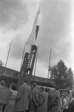 Ferngelenkte US-Flak-Rakete "Nike" der amerikanischen Besatzungsstreitkräfte.