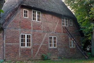 Hoisbüttel: Lübecker Straße 18: giebelständige Fachwerkkate mit Reetdach: Giebelseite Wohntrakt, Leiter