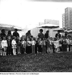 Dresden-Johannstadt, Dürerstraße 50, Serie: Kindergärten und -krippen, Kindergarten. Außenanlage mit Bungalow und Kindergruppe