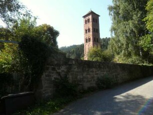 Hirsau-Kloster St Peter und Paul-Ansicht von Nordosten-Nordwestturm (Eulenturm) der Romanischen Klosterkirche über Klostermauer (Wehrgang nach 1692 nicht mehr ergänzt)