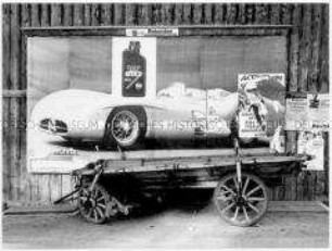 Alte Kutsche vor Plakat mit Rennwagen (Altersgruppe 14-17)