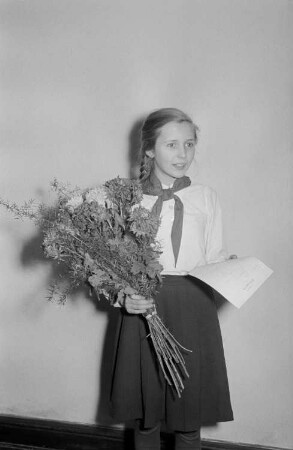 Porträtaufnahmen einer FDJlerin und einem Jungen Pionier mit Blumenstrauß : Porträt eines Mädchens mit Blumenstrauß