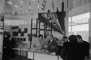 Messebesucher am Ausstellungsstand Finnlands