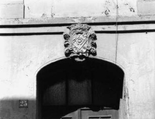 Kamenz, Bautzner Straße 25. Wohnhaus mit Läden (1727). Portal, oberer Teil mit Schlußstein