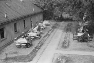 Berlin-Dahlem. Freie Universität Berlin. Mensa, Boltzmannstraße/Garystraße. Blick in den Außenbereich