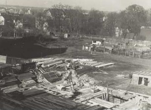 Leutzsch, Theodor-Fritzsch-Straße : Leipzig-Leutzsch. Stadtteilansicht mit Baustelle, Theodor-Fritzsch-Straße. Blick gegen sog. "Weißes Haus" (Teil des ehem Rittergutes) und alten Gasthof (Ballhaus)