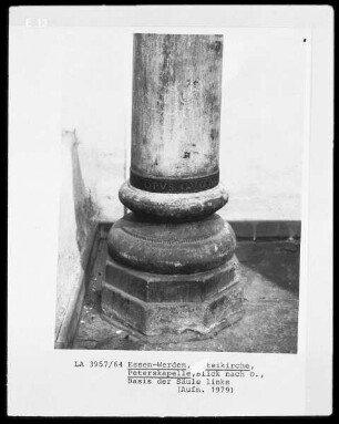 Basis der linken Säule der Peterskapelle