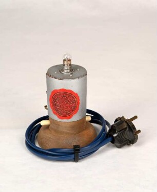 Tischlampe ohne Lampenschirm für kleine Glühbirnchen der Firma Carl Langbein