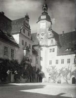 Wermsdorf, Altes Jagdschloss : Wermsdorf. Altes Jagdschloss. S. Hoffmann. Nordost-Ecke mit Treppenturm. Hofansicht