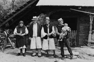 Familie vor ihrem Haus