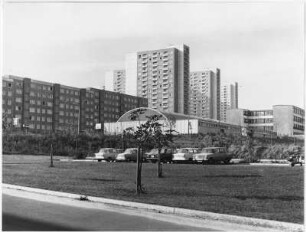Blick vom Pestitzer Weg auf die Plattenbausiedlung mit der Turnhalle für die 110. und 111. Polytechnischen Oberschulen