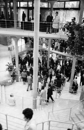 Badenweiler: Kurhaus Badenweiler, Einweihung; Gäste im Foyer und Treppenhaus