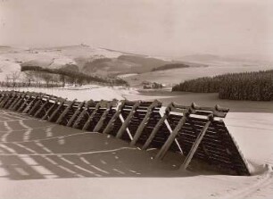Neuhausen/Erzgebirge, Schneeschutzzaun. Blick vom Großen Vorwerk bei Neuhausen nach Süden zum Schwartenberg