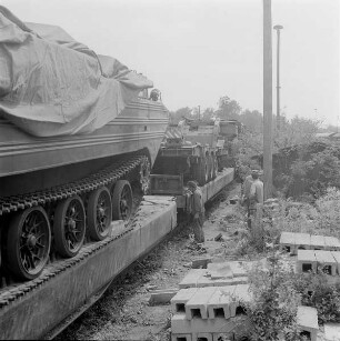 Verladen von Militärtechnik der 1. Gardepanzerarmee im Bf. Dresden-Klotzsche. Soldaten befestigen Fahrzeuge auf Flachwagen