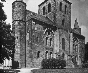 Hildesheim, St. Michael, ehem. Benediktiner-Klosterkirche, Ostfassade; 1650 Abbruch des Ostchors und der Nebenapsiden; nach den Kriegsschäden 1945, wurde bis 1960 auch der ursprüngliche Ostchor rekonstruiert